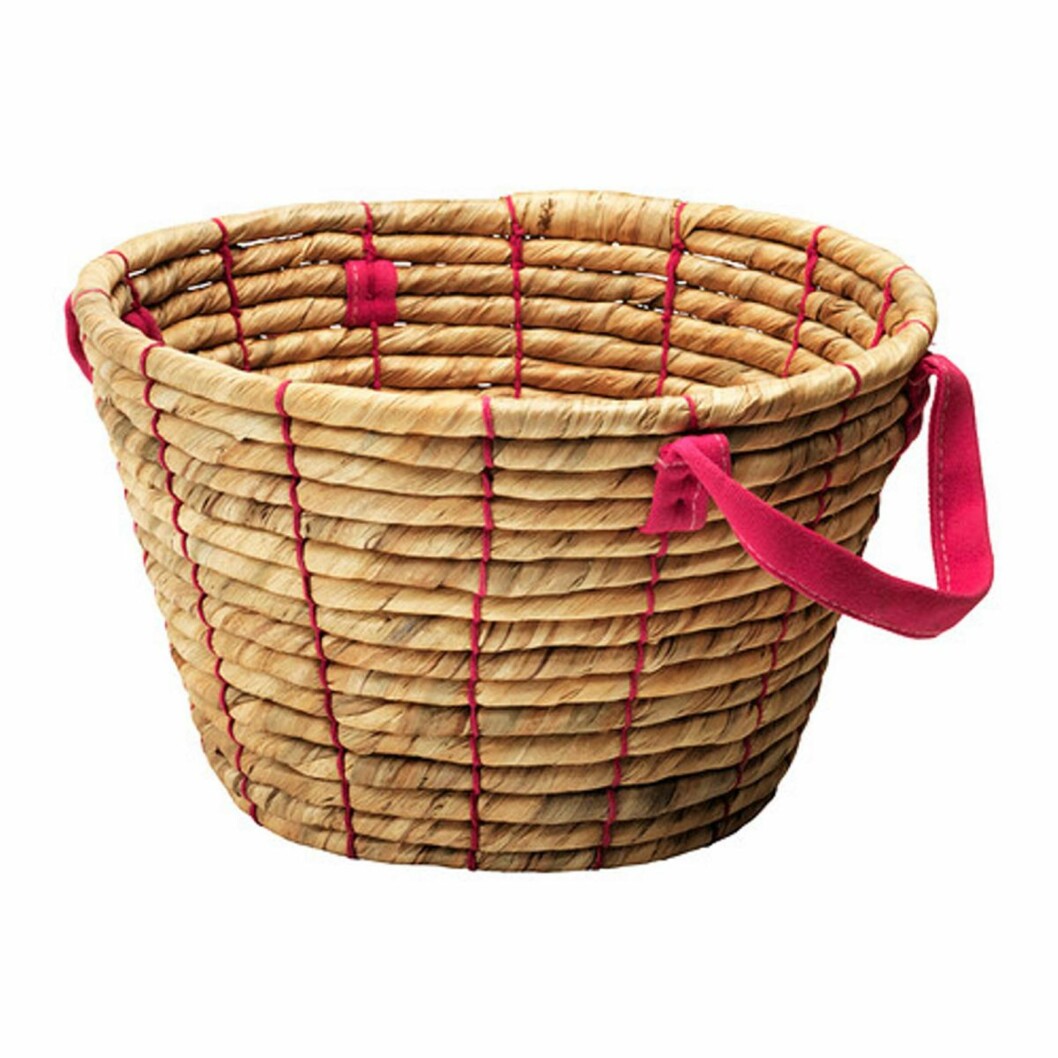 <strong>RIFLETE:</strong> «Riffla» kurv i håndflettet vannhyacint og sjøgress, diameter 32 cm (kr 79, Ikea).
Foto: Produsenten <strong>RIFLETE:</strong> «Riffla» kurv i håndflettet vannhyacint og sjøgress, diameter 32 cm (kr 79, Ikea).
Foto: Produsenten