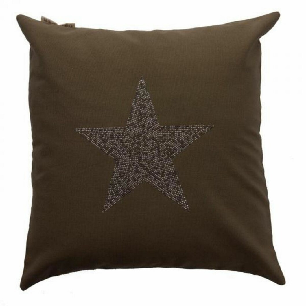 PUTE MED STJERNEDEKOR i rhinestones, 46 x 46cm, fra Barfota (kr 449, Designstjerner.no).
Foto: Produsenten PUTE MED STJERNEDEKOR i rhinestones, 46 x 46cm, fra Barfota (kr 449, Designstjerner.no).
Foto: Produsenten