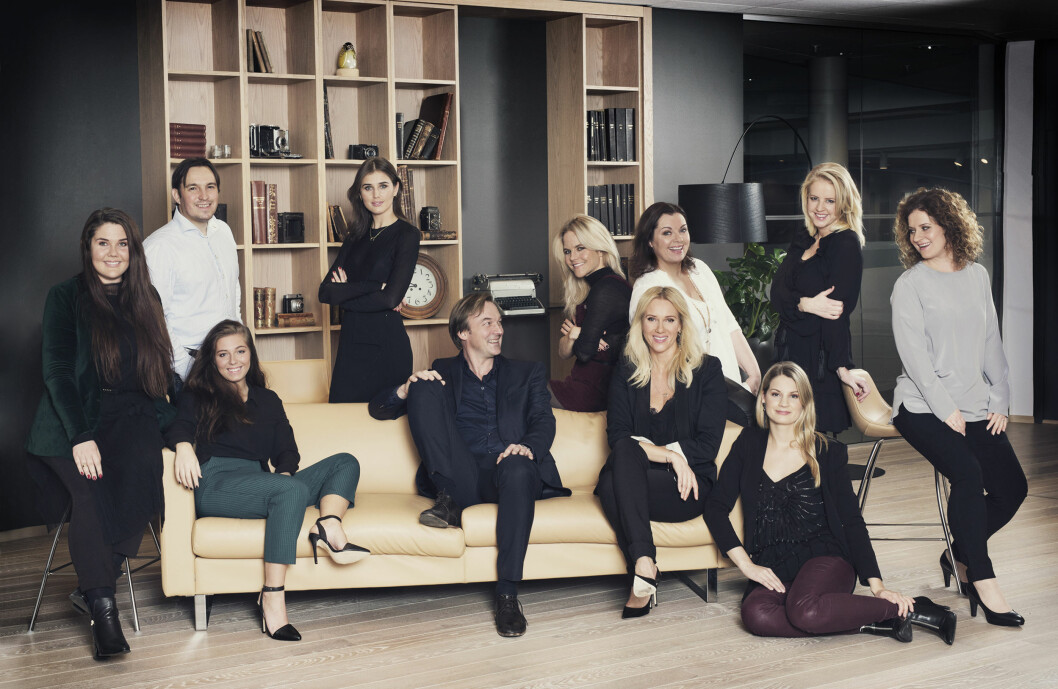 KK-REDASKJONEN: Fra venstre bak: Malin Gaden, Fredrik Antonsen, Darja Barannik, Adele Blystad, Hanne Remberg, Hillevi Forsman, Silje Førsund. I sofaen: Angelica Martinsen, Jan Thoresen, Gjyri Helén Werp, Ronja Rognmo (Malini Gaare Bjørnstad var fraværende da bildet ble tatt). Foto: Janne Rugland KK-REDASKJONEN: Fra venstre bak: Malin Gaden, Fredrik Antonsen, Darja Barannik, Adele Blystad, Hanne Remberg, Hillevi Forsman, Silje Førsund. I sofaen: Angelica Martinsen, Jan Thoresen, Gjyri Helén Werp, Ronja Rognmo (Malini Gaare Bjørnstad var fraværende da bildet ble tatt). Foto: Janne Rugland