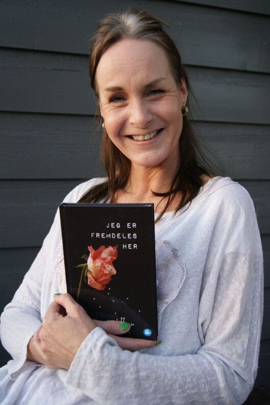 TERAPI Å SKRIVE: Veronica skrev om sine opplevelser. Det ble
til boka «Jeg er fremdeles her» (Publica forlag). Foto: Anne Lene Johnsen TERAPI Å SKRIVE: Veronica skrev om sine opplevelser. Det ble
til boka «Jeg er fremdeles her» (Publica forlag). Foto: Anne Lene Johnsen