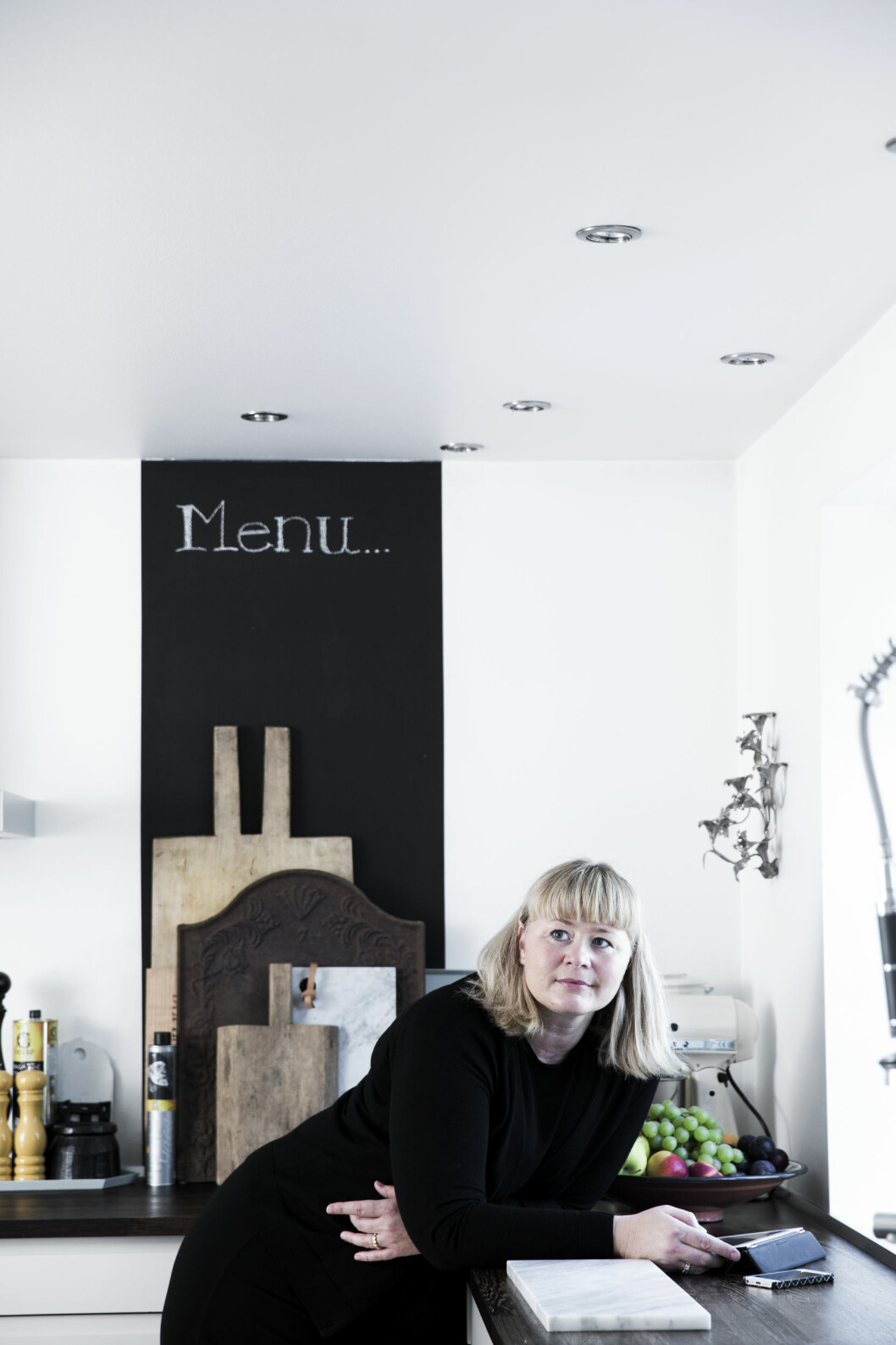 FINE KONTRASTER: Mange ulike trefjøler gir et varmt spill mot det svarte og hvite. Foto: Tia Borgsmidt FINE KONTRASTER: Mange ulike trefjøler gir et varmt spill mot det svarte og hvite. Foto: Tia Borgsmidt