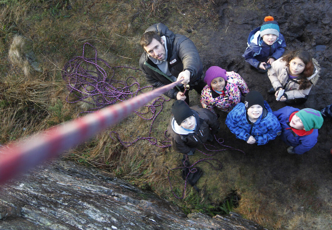 BRENNER FOR BARN OG FRILUFT: Robin Dale Oen fotografert på utflukt i naturen med femteklasse fra Rong Skule i regi av stiftelsen The Dale Oen Experience i 2013. Foto: Hallgeir Vågenes for VG / NTB Scanpix BRENNER FOR BARN OG FRILUFT: Robin Dale Oen fotografert på utflukt i naturen med femteklasse fra Rong Skule i regi av stiftelsen The Dale Oen Experience i 2013. Foto: Hallgeir Vågenes for VG / NTB Scanpix