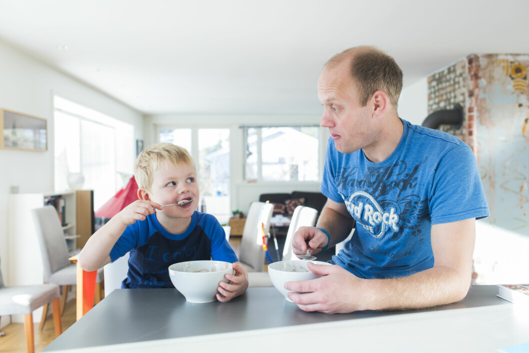 Sjokoladeis som formiddagsmat er ikke rutine, men siden det er lørdag og KK er på besøk, klarer Linus å overtale pappa‘n. Foto: Sondre Steen Holvik Sjokoladeis som formiddagsmat er ikke rutine, men siden det er lørdag og KK er på besøk, klarer Linus å overtale pappa‘n. Foto: Sondre Steen Holvik