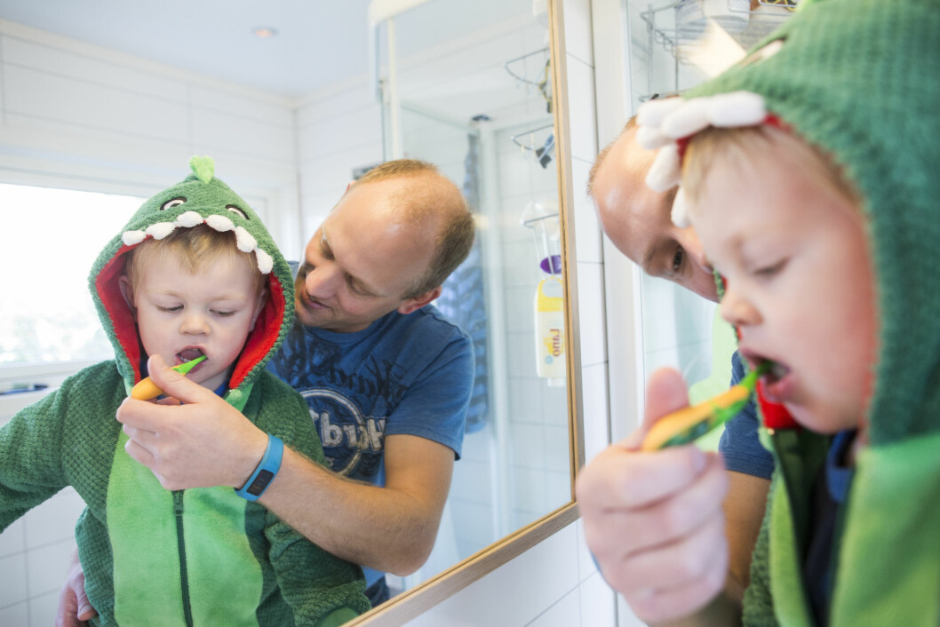 Morten er en avslappet far og ikke så nøye på litt rot i krokene, men tannpussen får ikke Linus hoppe over. Foto: Sondre Steen Holvik Morten er en avslappet far og ikke så nøye på litt rot i krokene, men tannpussen får ikke Linus hoppe over. Foto: Sondre Steen Holvik