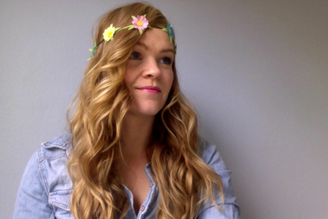 LØST OG ROMANTISK: På dager som ikke er altfor varme, er det få ting som slår løst hår. Vel, bortsett fra løst hår med blomsterhårbånd, da. Foto: Aina Kristiansen LØST OG ROMANTISK: På dager som ikke er altfor varme, er det få ting som slår løst hår. Vel, bortsett fra løst hår med blomsterhårbånd, da. Foto: Aina Kristiansen