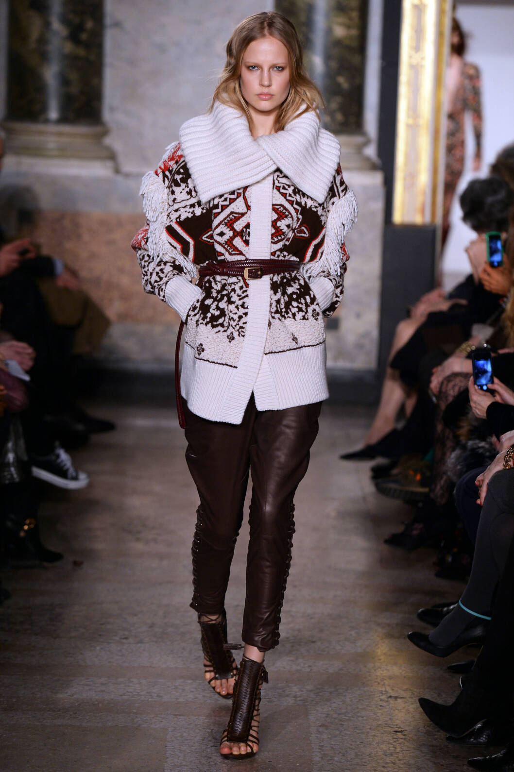PERFEKT PÅ EN DÅRLIG HÅRDAG: Hos Emilio Pucci er dette en kul måte å bruke høyhalseren på. Foto: Splash News/ All Over Press PERFEKT PÅ EN DÅRLIG HÅRDAG: Hos Emilio Pucci er dette en kul måte å bruke høyhalseren på. Foto: Splash News/ All Over Press