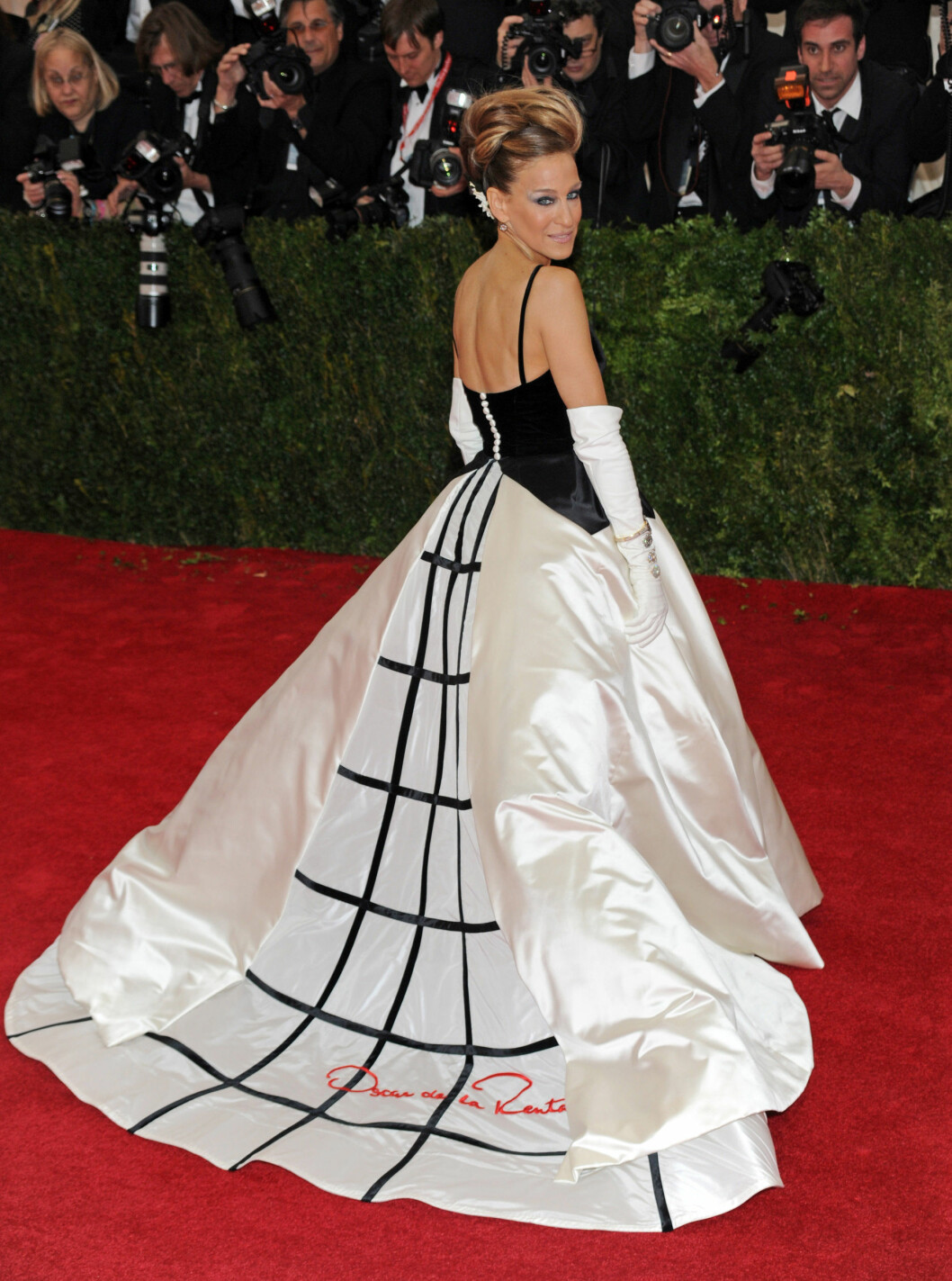 EN DRØM PÅ RØD LØPER: Skuespiller Sarah Jessica Parker i Oscar De la Renta-kjole på the Met Gala i mai i år. Foto: insight media/All Over Press EN DRØM PÅ RØD LØPER: Skuespiller Sarah Jessica Parker i Oscar De la Renta-kjole på the Met Gala i mai i år. Foto: insight media/All Over Press