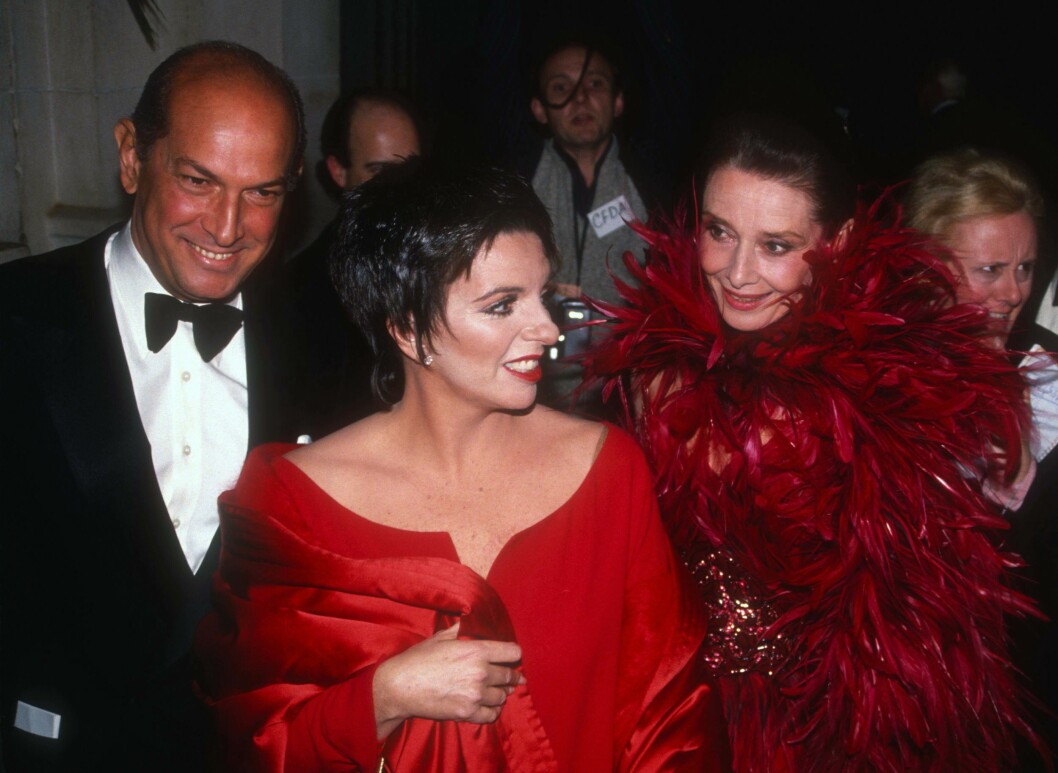 TRE LEGENDER: Oscar De la Renta, Liza Minelli og Audrey Hepburn i 1981. Foto: insight media/All Over Press TRE LEGENDER: Oscar De la Renta, Liza Minelli og Audrey Hepburn i 1981. Foto: insight media/All Over Press