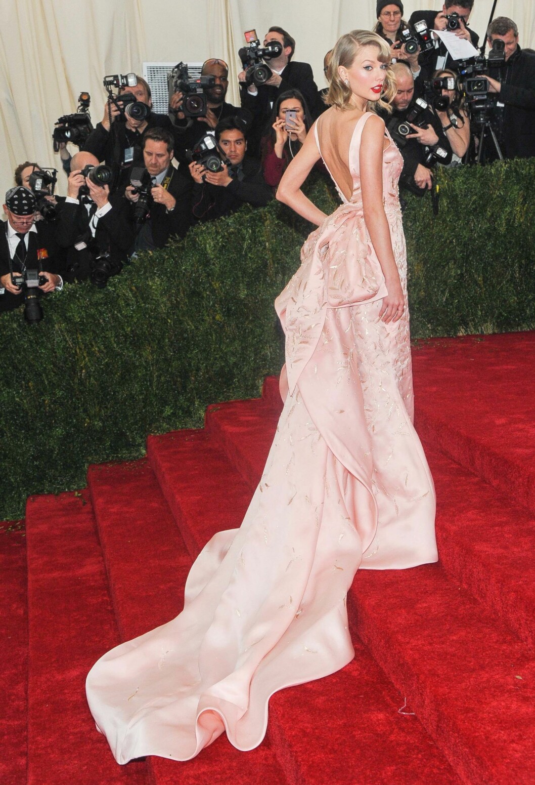 I BABYRSOA DRØMMEKJOLE: Artisten Taylor Swift var et syn på Costume Institute Benefit på The Metropolitan Museum of Art i mai i år. Foto: insight media/All Over Press I BABYRSOA DRØMMEKJOLE: Artisten Taylor Swift var et syn på Costume Institute Benefit på The Metropolitan Museum of Art i mai i år. Foto: insight media/All Over Press
