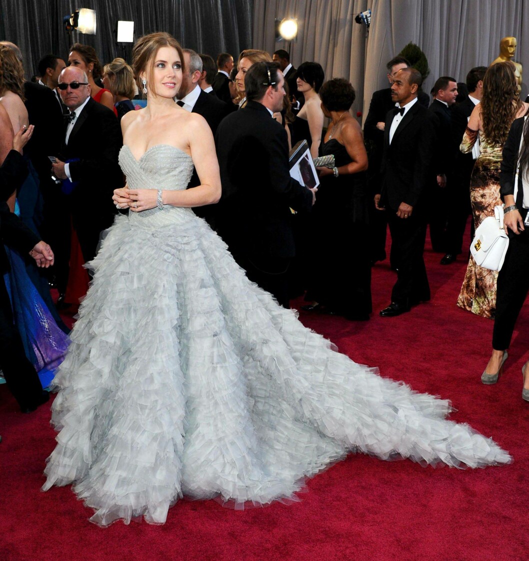 FJÆRLETT: Skuespiller Amy Adams i en nydelig kjole signert motelegenden på Oscar-utdelingen i 2013.
Foto: REX/Stewart Cook/All Over Press FJÆRLETT: Skuespiller Amy Adams i en nydelig kjole signert motelegenden på Oscar-utdelingen i 2013.
Foto: REX/Stewart Cook/All Over Press