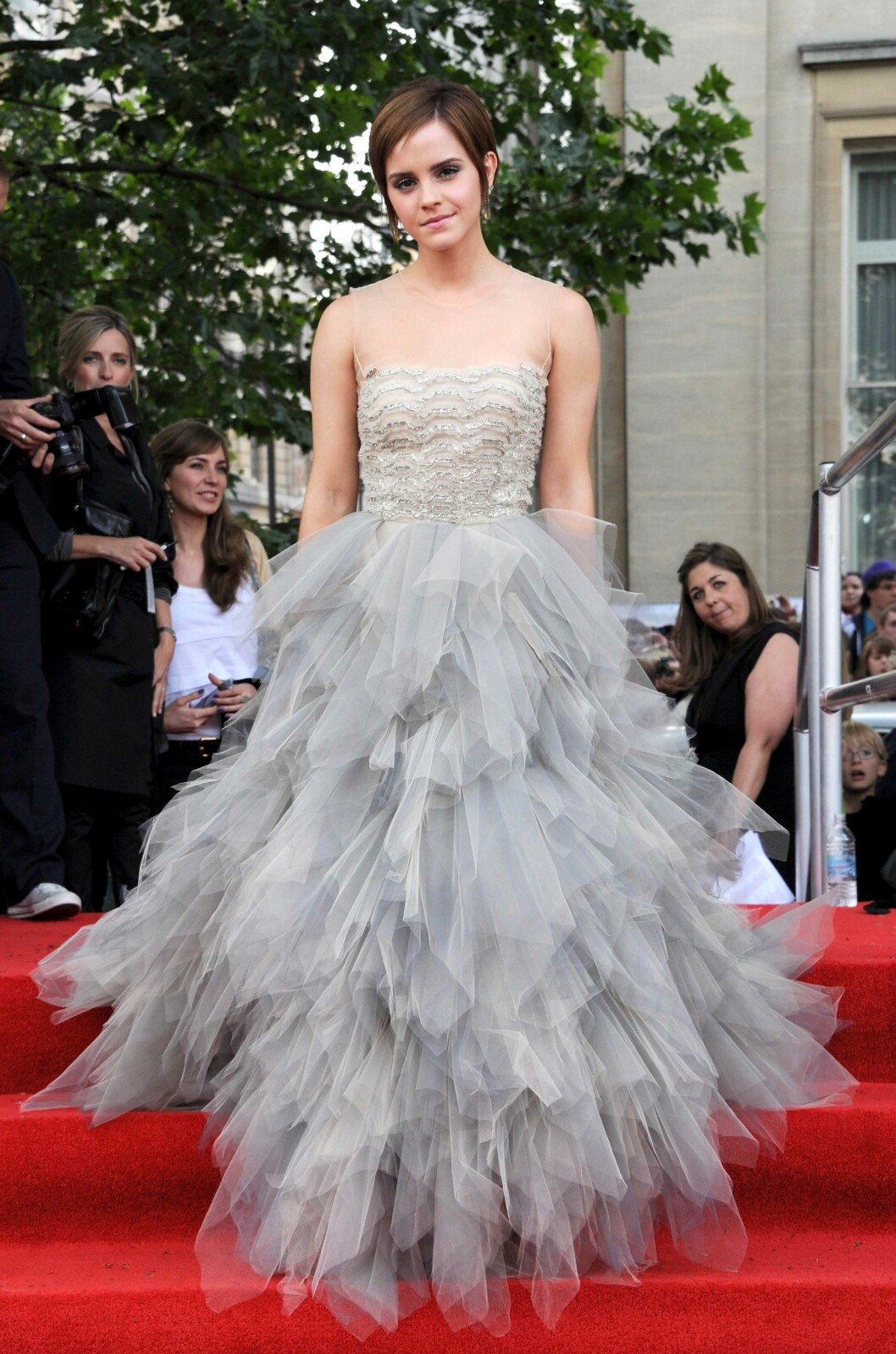 PÅ HARRY POTTER-PREMIERE: Skuespiller Emma Watson i dueblå kjole med struttende chiffonskjørt signert motelegenden. Foto: REX/Richard Young/All Over Press PÅ HARRY POTTER-PREMIERE: Skuespiller Emma Watson i dueblå kjole med struttende chiffonskjørt signert motelegenden. Foto: REX/Richard Young/All Over Press