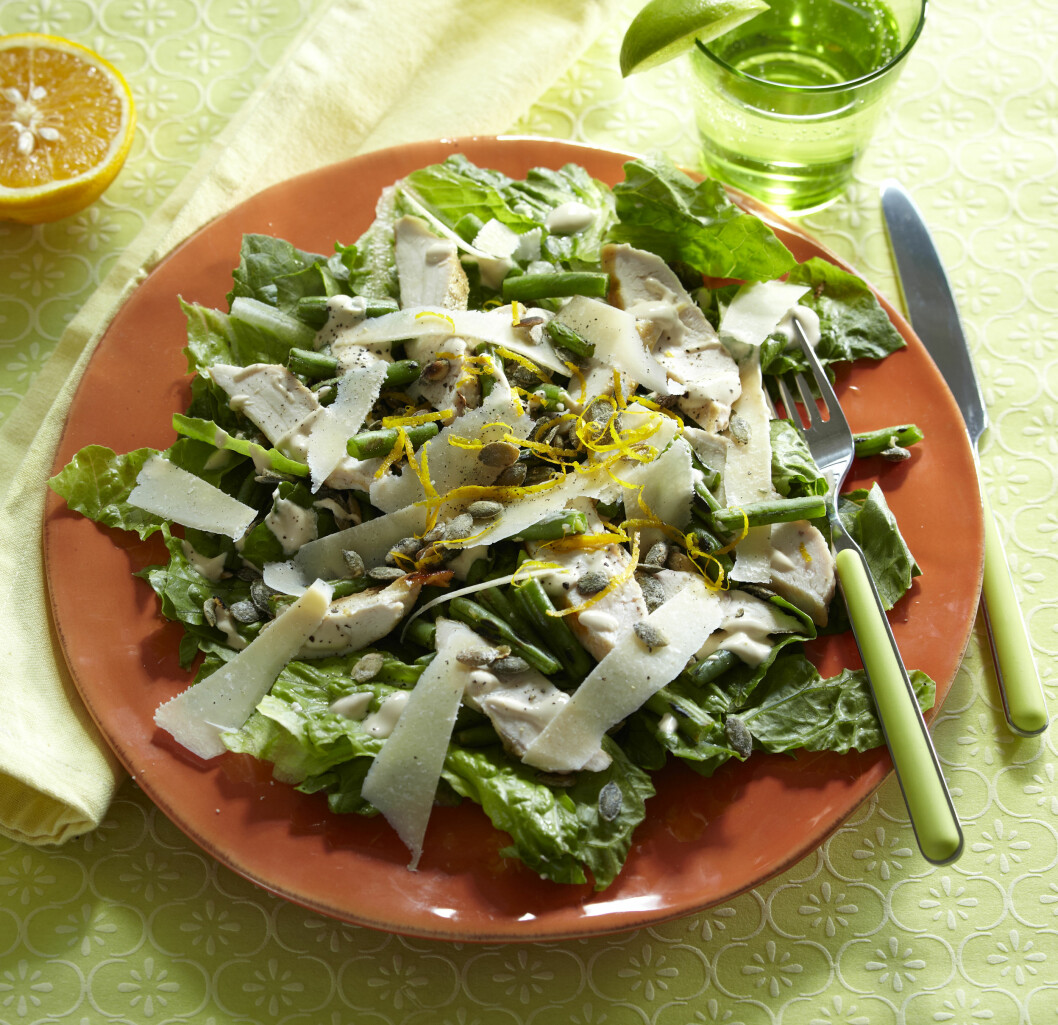 SALAT MED KYLLING OG APPELSIN: Hva med en deilig og litt annerledes salat til middag? Foto: All Over Press SALAT MED KYLLING OG APPELSIN: Hva med en deilig og litt annerledes salat til middag? Foto: All Over Press