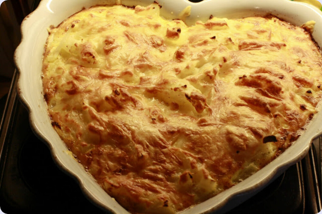 SOM GRATENG: Gry Nordvik Karlsen har laget gratinert knutekål, og mener den passer like godt som tilbehør til kjøtt som en vegetarrett med salat og godt brød til. Foto: gryskjokken.no SOM GRATENG: Gry Nordvik Karlsen har laget gratinert knutekål, og mener den passer like godt som tilbehør til kjøtt som en vegetarrett med salat og godt brød til. Foto: gryskjokken.no