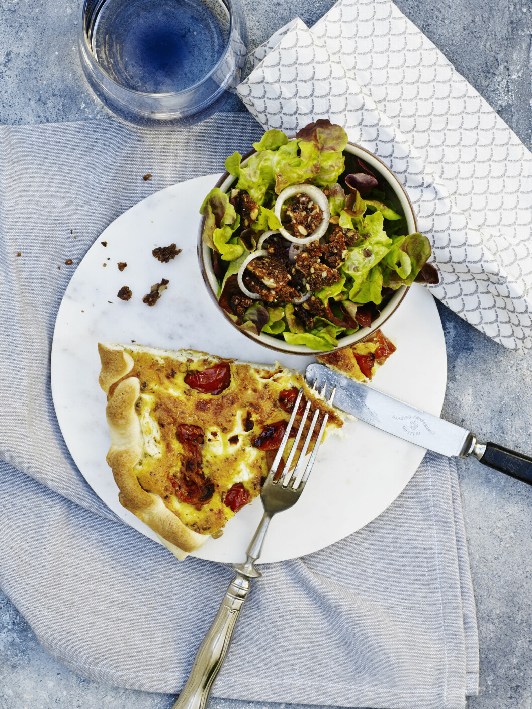 TOMATQUICHE: Lei av en "vanlig middag"? Denne oppskriften garanterer vi faller i smak. Foto: Line Falck TOMATQUICHE: Lei av en "vanlig middag"? Denne oppskriften garanterer vi faller i smak. Foto: Line Falck