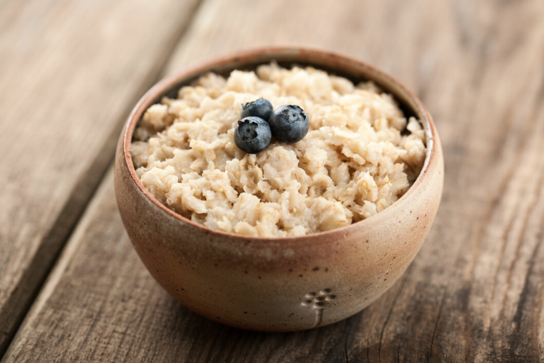 HAVREGRØT: Det er lurt å spise havregrøt da det kan tilføre kroppen B-vitaminer, som er bra for lever og humør, og andre essensielle mineraler som magnesium, kalsium og jern. Foto: ffphoto - Fotolia HAVREGRØT: Det er lurt å spise havregrøt da det kan tilføre kroppen B-vitaminer, som er bra for lever og humør, og andre essensielle mineraler som magnesium, kalsium og jern. Foto: ffphoto - Fotolia