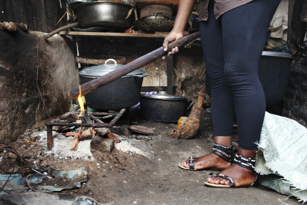 BRANNSKADER BRYSTENE: Breast ironing utføres gjerne ved at mødrene varmer opp en stein eller stokk på et bål, for så å rulle, presse og massere steinen eller stokken mot datterens bryster. Foto: Foto: Joe Penney/NTB Scanpix BRANNSKADER BRYSTENE: Breast ironing utføres gjerne ved at mødrene varmer opp en stein eller stokk på et bål, for så å rulle, presse og massere steinen eller stokken mot datterens bryster. Foto: Foto: Joe Penney/NTB Scanpix