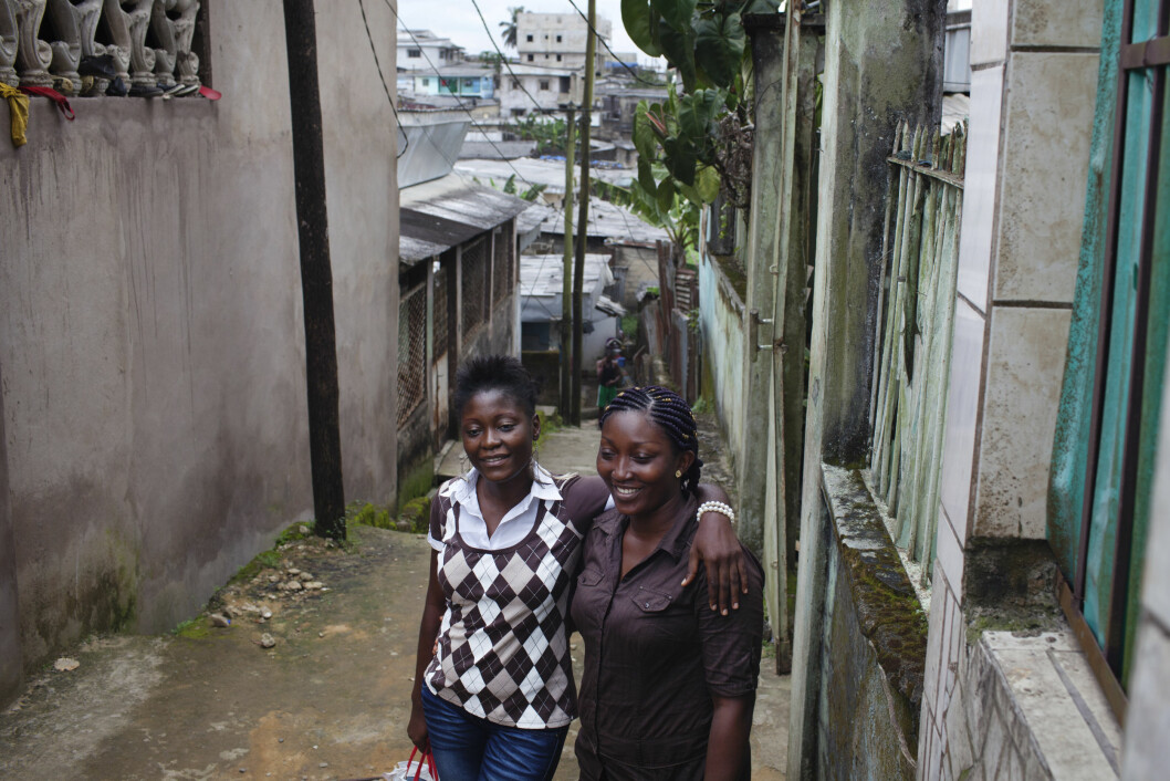 KJEMPER MOT BREAST IRONING: Fotograf Joe Penney besøkte i fjor Kamerun. Der møtte han blant andre Mick-Sophie Anne (31) (t.v.) og Julie Ndjessa (28) som begge ble utsatt for ritualet da de var yngre. Nå jobber de for at andre skal slippe å bli utsatt for det samme. Foto: Foto: Joe Penney/NTB Scanpix KJEMPER MOT BREAST IRONING: Fotograf Joe Penney besøkte i fjor Kamerun. Der møtte han blant andre Mick-Sophie Anne (31) (t.v.) og Julie Ndjessa (28) som begge ble utsatt for ritualet da de var yngre. Nå jobber de for at andre skal slippe å bli utsatt for det samme. Foto: Foto: Joe Penney/NTB Scanpix
