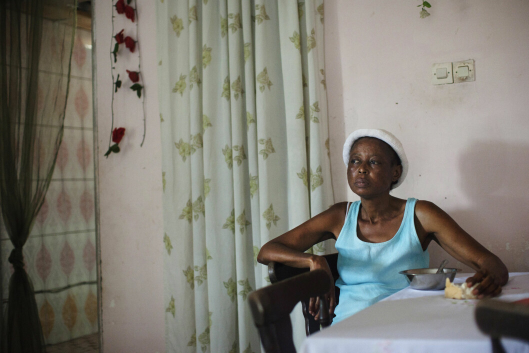 UTFØRTE RITUALET: Under sitt Kamerun-besøk i fjor møtte også fotograf Joe Penney Priscille Dissake (46). Hun er en av svært mange mødre i Kamerun som har utført breast ironing. Foto: Joe Penney/NTB Scanpix UTFØRTE RITUALET: Under sitt Kamerun-besøk i fjor møtte også fotograf Joe Penney Priscille Dissake (46). Hun er en av svært mange mødre i Kamerun som har utført breast ironing. Foto: Joe Penney/NTB Scanpix