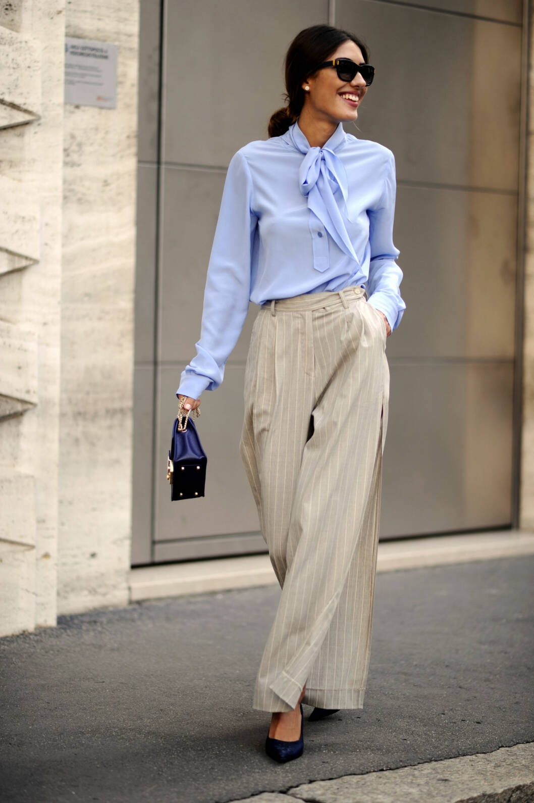 BLUSE: Street style-stjerne Patricia Mansfield viser en av sesongens hotteste blusetrender - den med sløyfe i halsen! Foto: REX/Wayne Tippetts/All Over Pres BLUSE: Street style-stjerne Patricia Mansfield viser en av sesongens hotteste blusetrender - den med sløyfe i halsen! Foto: REX/Wayne Tippetts/All Over Pres