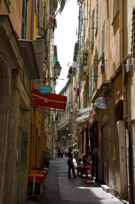 Sjarmerende: I den gamle bydelen, Vieux Nice, finner du kunstgallerier, spesialbutikker og delikatesseforretninger, så shoppemulighetene er gode! Foto: Jytte Boch Sjarmerende: I den gamle bydelen, Vieux Nice, finner du kunstgallerier, spesialbutikker og delikatesseforretninger, så shoppemulighetene er gode! Foto: Jytte Boch