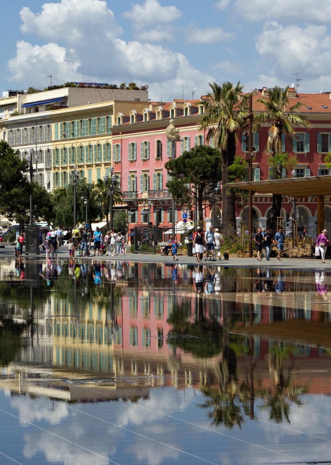 Byens hjerte: Bygningene på Place Masséna har kolonnader i rødlige farger, karakteristisk for Nice. I gågatene bak plassen ligger bulevardene med designbutikker. Foto: Jytte Boch Byens hjerte: Bygningene på Place Masséna har kolonnader i rødlige farger, karakteristisk for Nice. I gågatene bak plassen ligger bulevardene med designbutikker. Foto: Jytte Boch