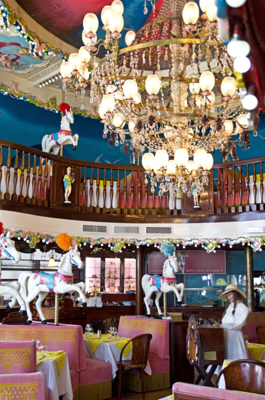 Fargerikt: Restaurant La Brasserie Rotondes fantastiske interiør ligner et sirkustelt. Foto: Jytte Boch Fargerikt: Restaurant La Brasserie Rotondes fantastiske interiør ligner et sirkustelt. Foto: Jytte Boch