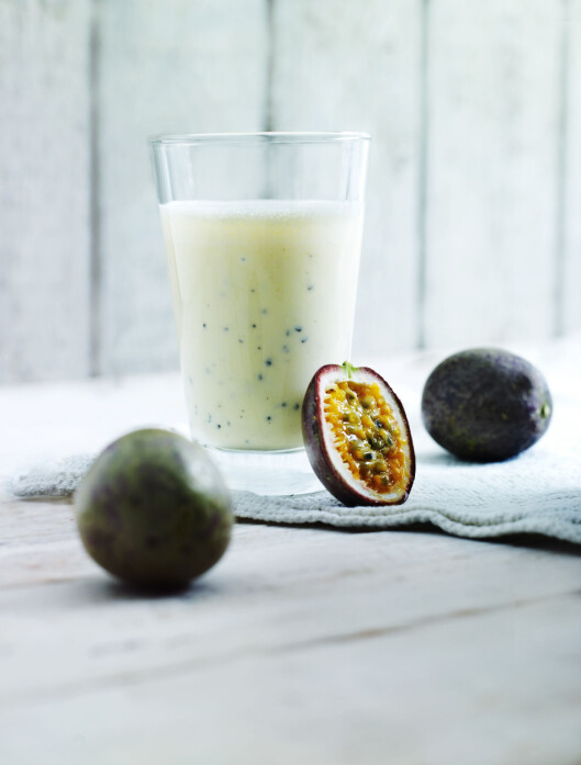 TROPISK: Spennende smaker forenes i denne smoothien med ingefær, pasjonsfrukt, ananas og banan. Foto: Lars Ranek TROPISK: Spennende smaker forenes i denne smoothien med ingefær, pasjonsfrukt, ananas og banan. Foto: Lars Ranek