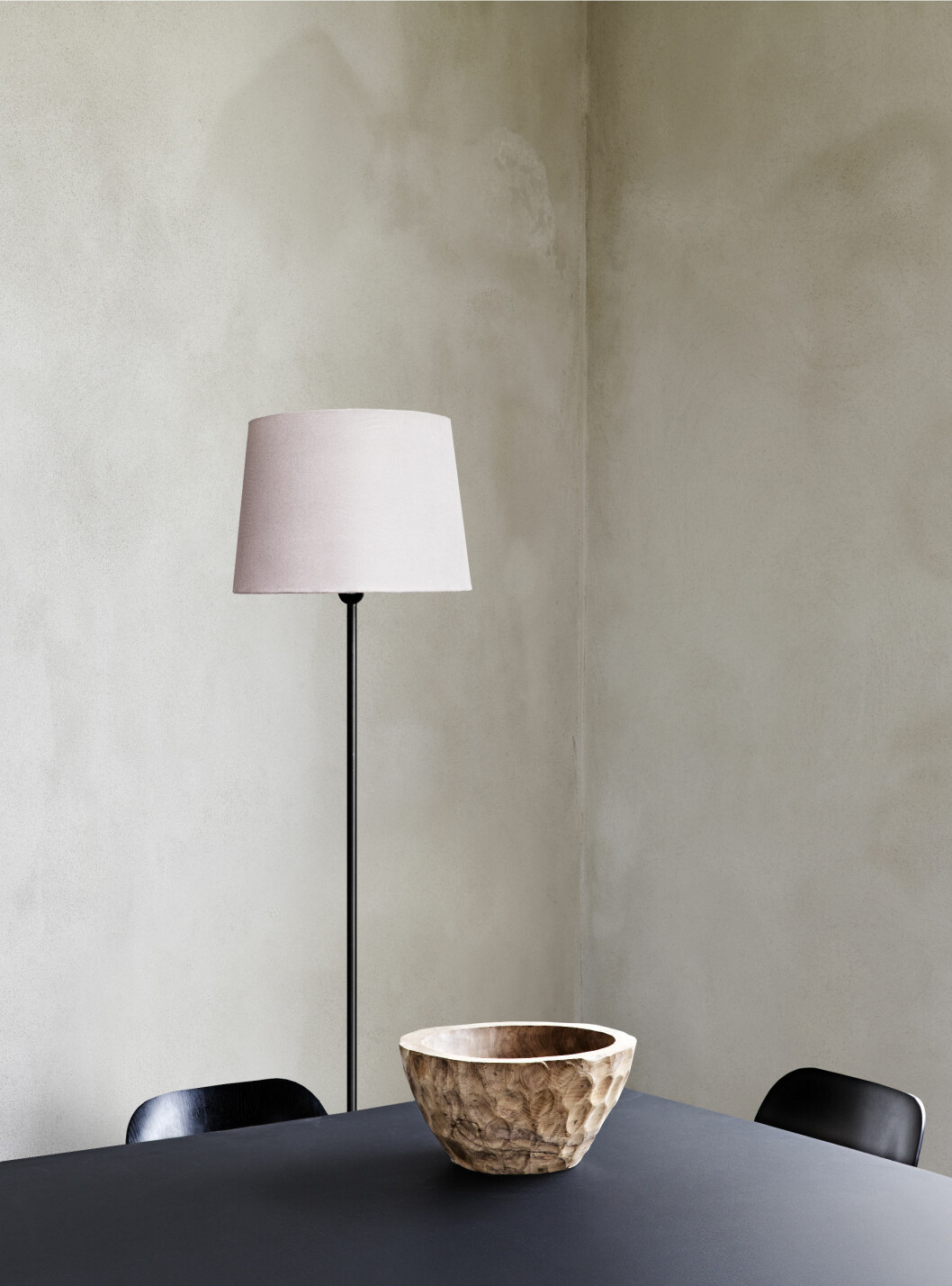 PALLADIO: Svart bord (moinredning.com), treskål (olssonjensen.com). Foto: Sara Svenningsrud PALLADIO: Svart bord (moinredning.com), treskål (olssonjensen.com). Foto: Sara Svenningsrud