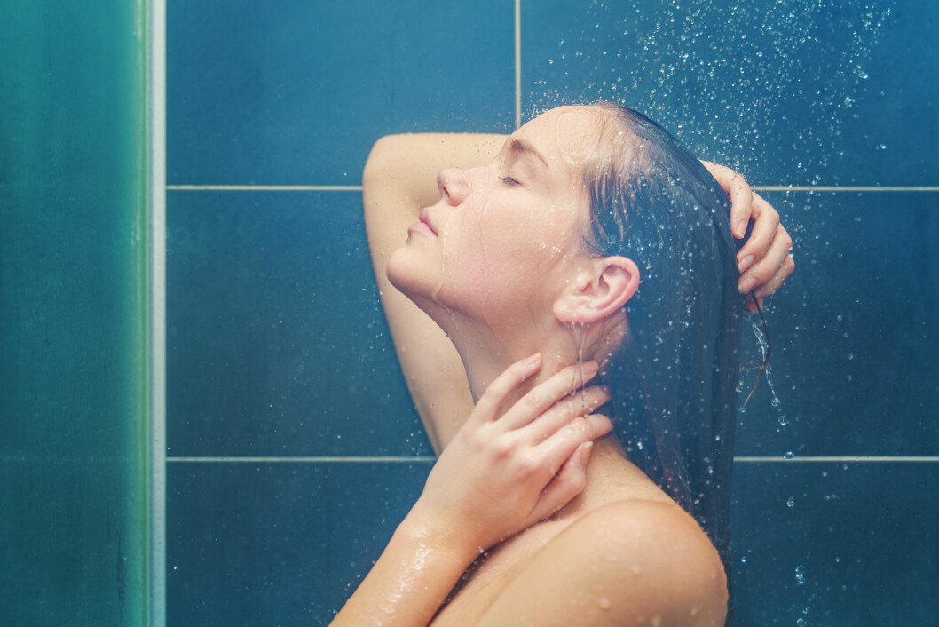 IKKE FOR VARMT: Vasker du håret i for varmt vann kan det ende med at du får fett hår. Foto: carol_anne - Fotolia IKKE FOR VARMT: Vasker du håret i for varmt vann kan det ende med at du får fett hår. Foto: carol_anne - Fotolia
