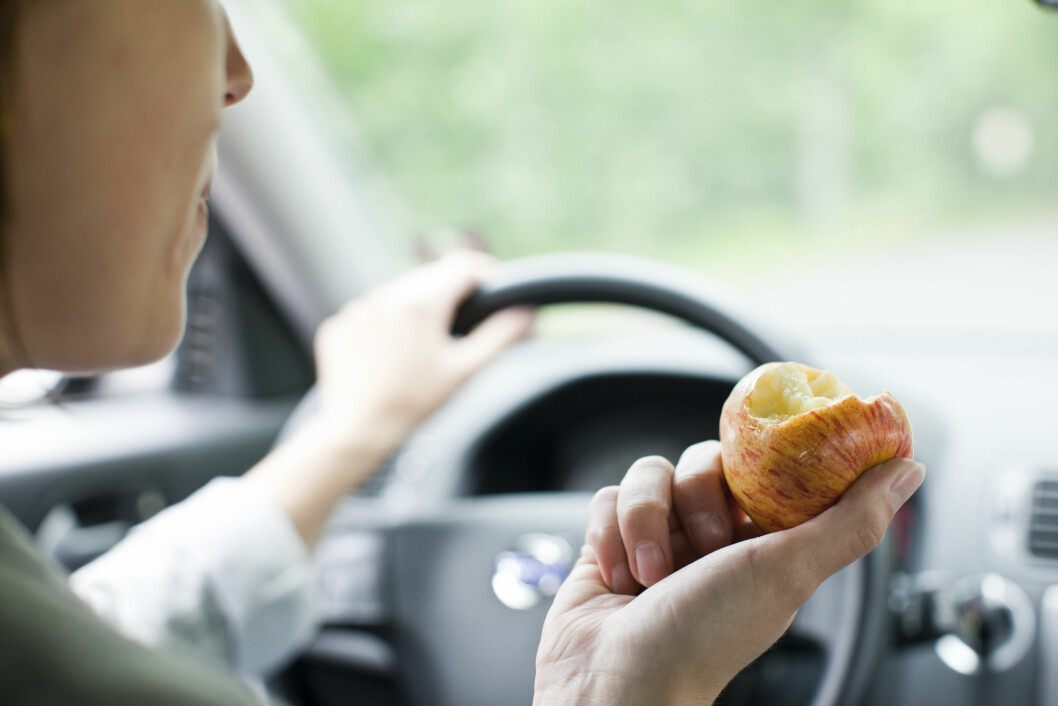 SPISE I BILEN: Selv om du må ta maten i hånden og løpe er det ikke så farlig dersom du i det minste velger sunt. Foto: Scanpix Denmark SPISE I BILEN: Selv om du må ta maten i hånden og løpe er det ikke så farlig dersom du i det minste velger sunt. Foto: Scanpix Denmark