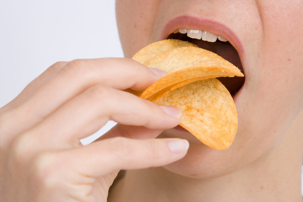 UMULIG Å STOPPE: Det er slik at effekten av snacks, godterier og brus - både det salte og fete, det søte og fete eller kombinasjonen av alle tre - går rett til hjernens belønningssenter, og gjør det vanskelig å stoppe. Foto: Bernhard Classen / Alamy/All Over Press UMULIG Å STOPPE: Det er slik at effekten av snacks, godterier og brus - både det salte og fete, det søte og fete eller kombinasjonen av alle tre - går rett til hjernens belønningssenter, og gjør det vanskelig å stoppe. Foto: Bernhard Classen / Alamy/All Over Press