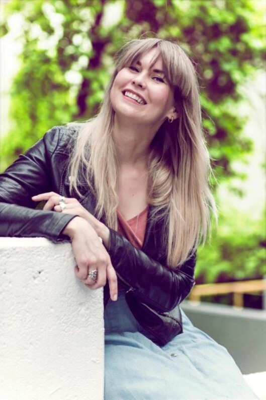 STRESS NED: Leena Ollikainen tror det beste er å la være å stresse med å være lykkelig. Foto: Astrid Waller STRESS NED: Leena Ollikainen tror det beste er å la være å stresse med å være lykkelig. Foto: Astrid Waller