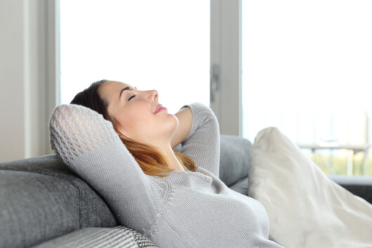 MANGLENDE MOTIVASJON? Det er fristende å bli sittende på sofaen etter jobb, men det skal ikke så mye til for å få en litt sprekere hverdag. Foto: Scanpix MANGLENDE MOTIVASJON? Det er fristende å bli sittende på sofaen etter jobb, men det skal ikke så mye til for å få en litt sprekere hverdag. Foto: Scanpix