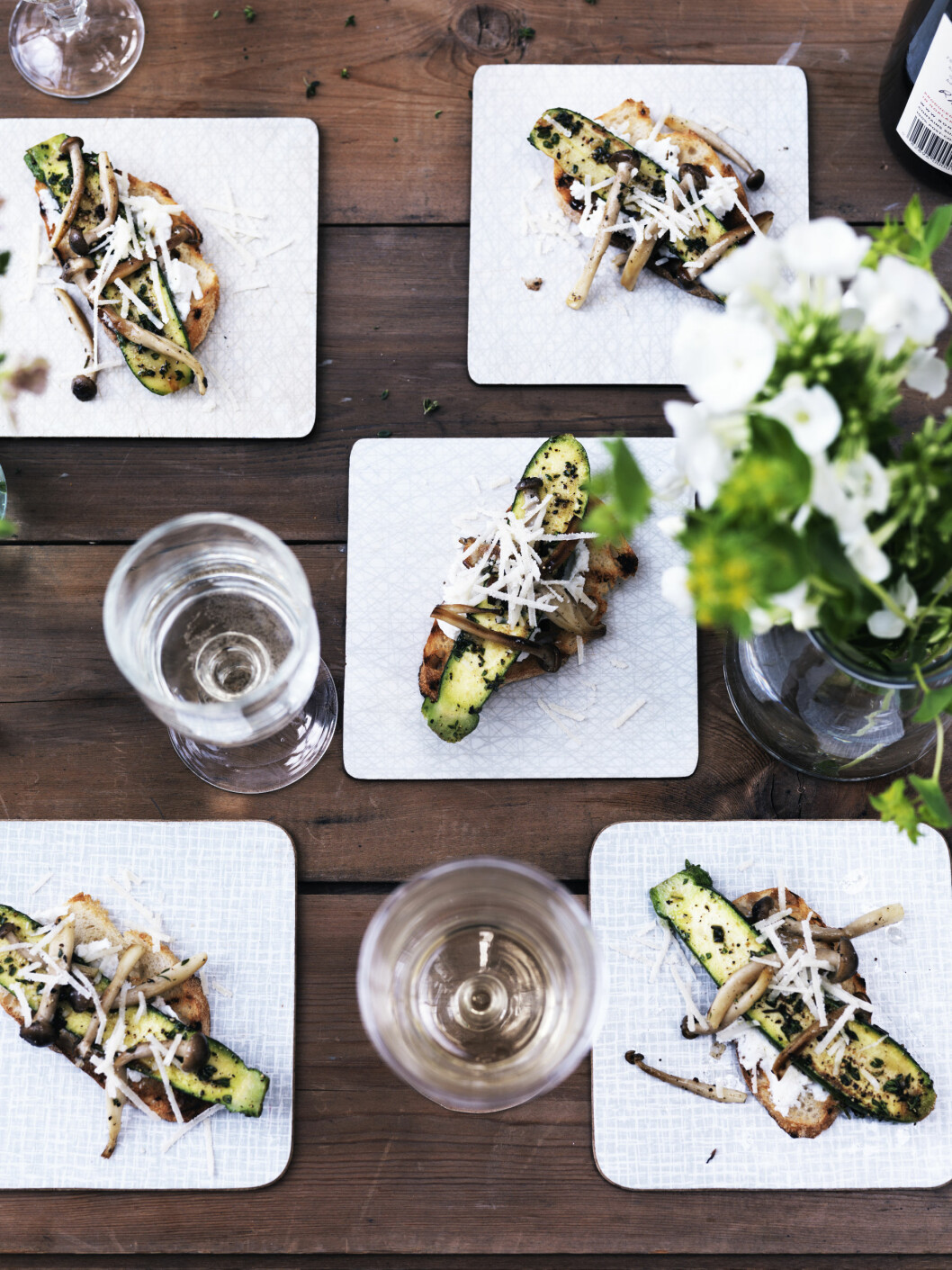 BRØD MED SQUASH, SHIMEJISOPP, GEITOST OG PARMESAN: Retten smaker best hvis du griller den, men du kan bruke grillpanne hvis du lager maten inne. Foto: Columbus Leth BRØD MED SQUASH, SHIMEJISOPP, GEITOST OG PARMESAN: Retten smaker best hvis du griller den, men du kan bruke grillpanne hvis du lager maten inne. Foto: Columbus Leth