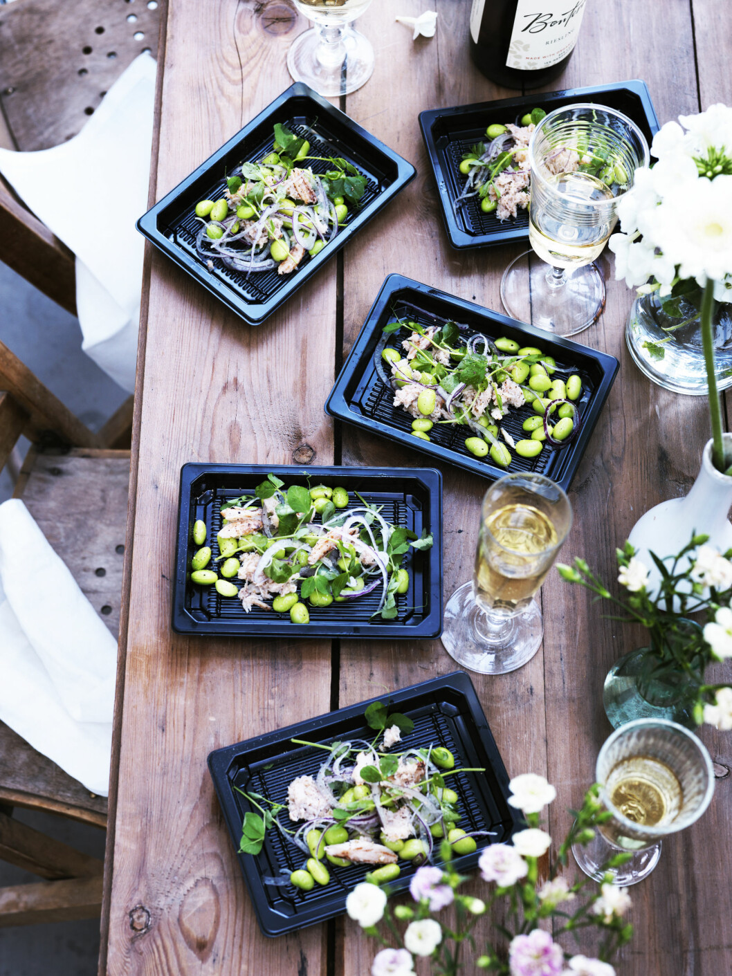 KRABBESALAT: Server krabbesalaten i engangsbokser av plast, så blir det mindre oppvask. Det er helt lov! Foto: Columbus Leth KRABBESALAT: Server krabbesalaten i engangsbokser av plast, så blir det mindre oppvask. Det er helt lov! Foto: Columbus Leth