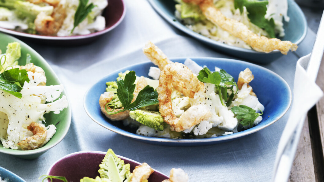 BLOMKÅLSALAT: Spis blomkålsalaten med en liten gaffel, eller bruk svoren som spiseredskap! Foto: Columbus Leth BLOMKÅLSALAT: Spis blomkålsalaten med en liten gaffel, eller bruk svoren som spiseredskap! Foto: Columbus Leth