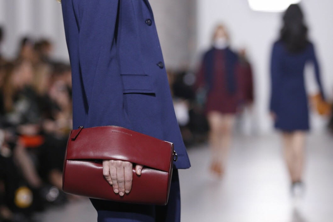 LEKKER DETALJ: La deg inspirere av Cedric Charlier og gå for en minimalistisk, rød veske du aldri vil gå lei. Foto: SCANPIX. LEKKER DETALJ: La deg inspirere av Cedric Charlier og gå for en minimalistisk, rød veske du aldri vil gå lei. Foto: SCANPIX.