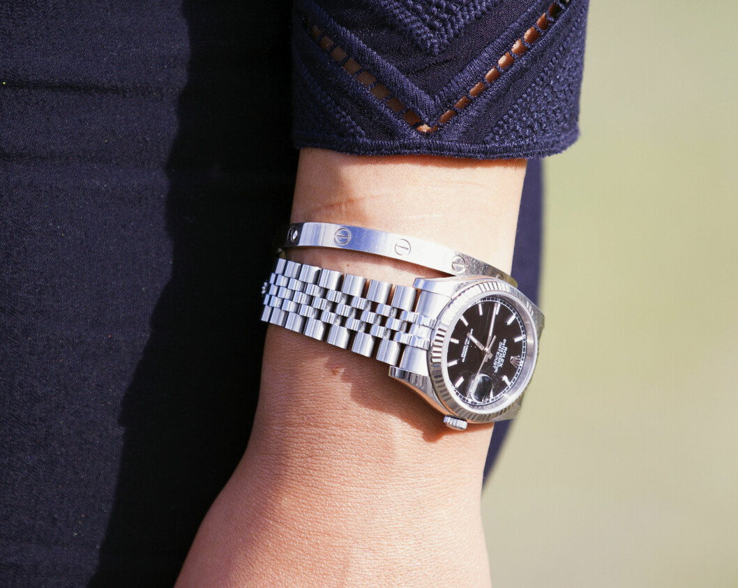 ROLEX OG CARTIER-ARMBÅND: Armbåndet fra Cartier koster 43 000 kroner og låses med en skrutrekker rundt håndleddet. Rolexen skal ha en prislapp på rundt 50.000 kroner. Foto: Espen Sollie ROLEX OG CARTIER-ARMBÅND: Armbåndet fra Cartier koster 43 000 kroner og låses med en skrutrekker rundt håndleddet. Rolexen skal ha en prislapp på rundt 50.000 kroner. Foto: Espen Sollie
