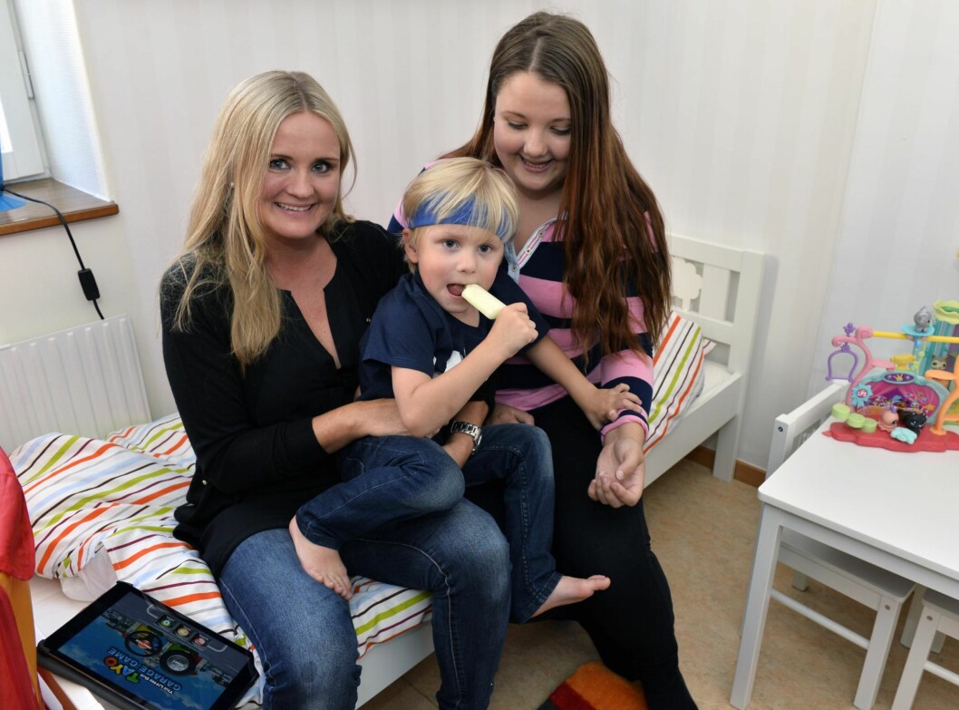 Full av energi: Vanskelig å sitte stille for fotografen sammen med mamma Anna og storesøster Rebecca (13)! Foto: Kai Rhan Full av energi: Vanskelig å sitte stille for fotografen sammen med mamma Anna og storesøster Rebecca (13)! Foto: Kai Rhan