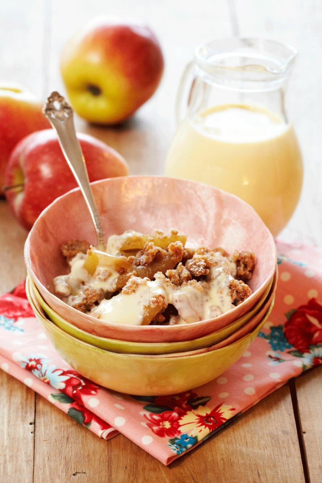 KRYDRET EPLEKAKE: Ved å bruke glutenfrie flakes kan alle spise denne kaken som serveres varm med vaniljesaus. Dette blir som en smuldrepai. Foto: Synøve Dreyer KRYDRET EPLEKAKE: Ved å bruke glutenfrie flakes kan alle spise denne kaken som serveres varm med vaniljesaus. Dette blir som en smuldrepai. Foto: Synøve Dreyer
