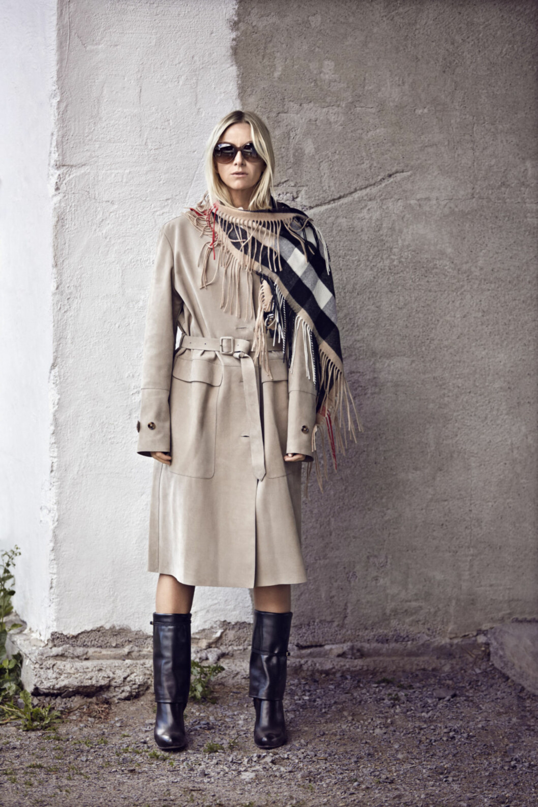 Profilert moteblogger i ny kampanje: Celine Aagaard sin favorittlook fra kampanjen. Klassisk trenchcoat og kasjmirskjerf i Burberrys ikoniske mønster. Foto: Truls Qvale/Burberry Profilert moteblogger i ny kampanje: Celine Aagaard sin favorittlook fra kampanjen. Klassisk trenchcoat og kasjmirskjerf i Burberrys ikoniske mønster. Foto: Truls Qvale/Burberry