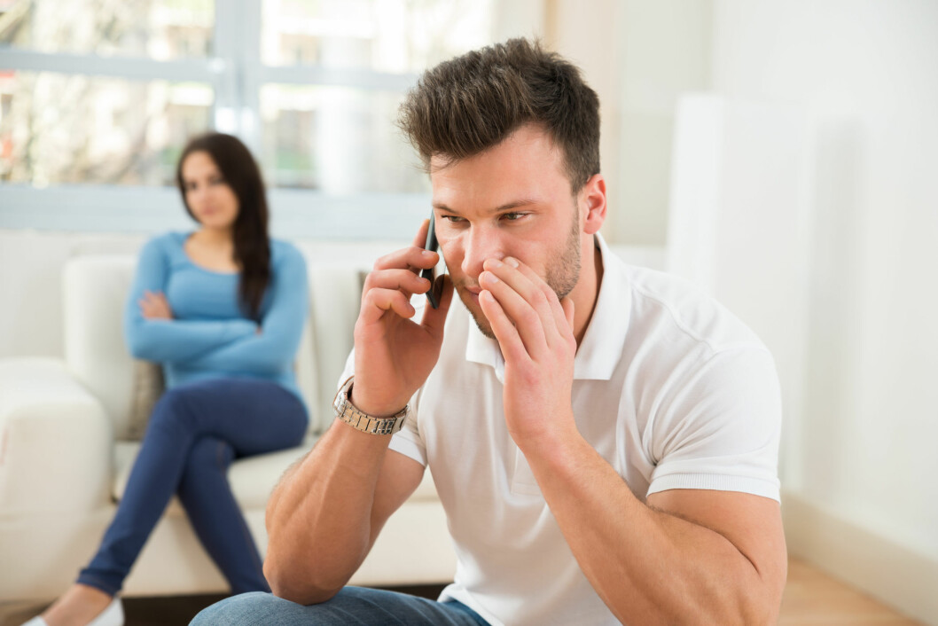 MOBILEN HANS ER HEMMELIG: Dersom han sletter meldinger og telefonloggen sin, og blir sint hver gang du tar opp mobilbruken hans, er dette en indikator på at noe foregår. Foto: Andrey Popov - Fotolia MOBILEN HANS ER HEMMELIG: Dersom han sletter meldinger og telefonloggen sin, og blir sint hver gang du tar opp mobilbruken hans, er dette en indikator på at noe foregår. Foto: Andrey Popov - Fotolia