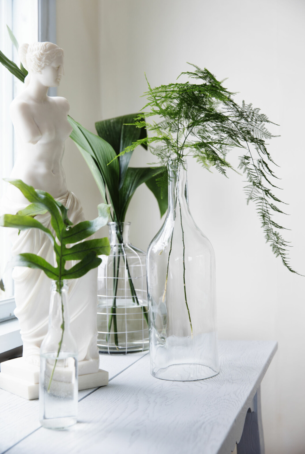 LEKKERT I GLASS: Plantestilker gjenom klart glass er også vakkert! Fyll i vann litt opp fra bunnen hver dag, så det holder seg friskt. Foto: Yvonne Wilhelmsen LEKKERT I GLASS: Plantestilker gjenom klart glass er også vakkert! Fyll i vann litt opp fra bunnen hver dag, så det holder seg friskt. Foto: Yvonne Wilhelmsen