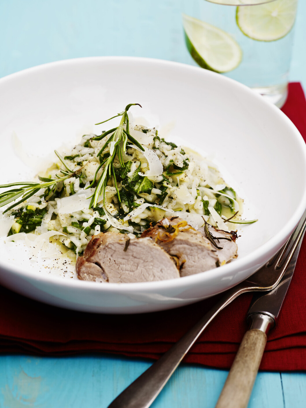 LEKKER: Rosmarin, sitron og parmesan setter sitt preg på denne lekre retten. Foto: All Over Press LEKKER: Rosmarin, sitron og parmesan setter sitt preg på denne lekre retten. Foto: All Over Press