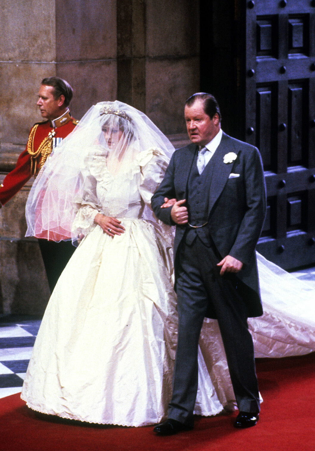 FØRT OPP MIDTGANGEN: Hele verden fulgte med da Diana ble ført opp midtgangen i St. Pauls-katedralen av sin far John, jarlen av Spencer. Foto: Pa Photos FØRT OPP MIDTGANGEN: Hele verden fulgte med da Diana ble ført opp midtgangen i St. Pauls-katedralen av sin far John, jarlen av Spencer. Foto: Pa Photos