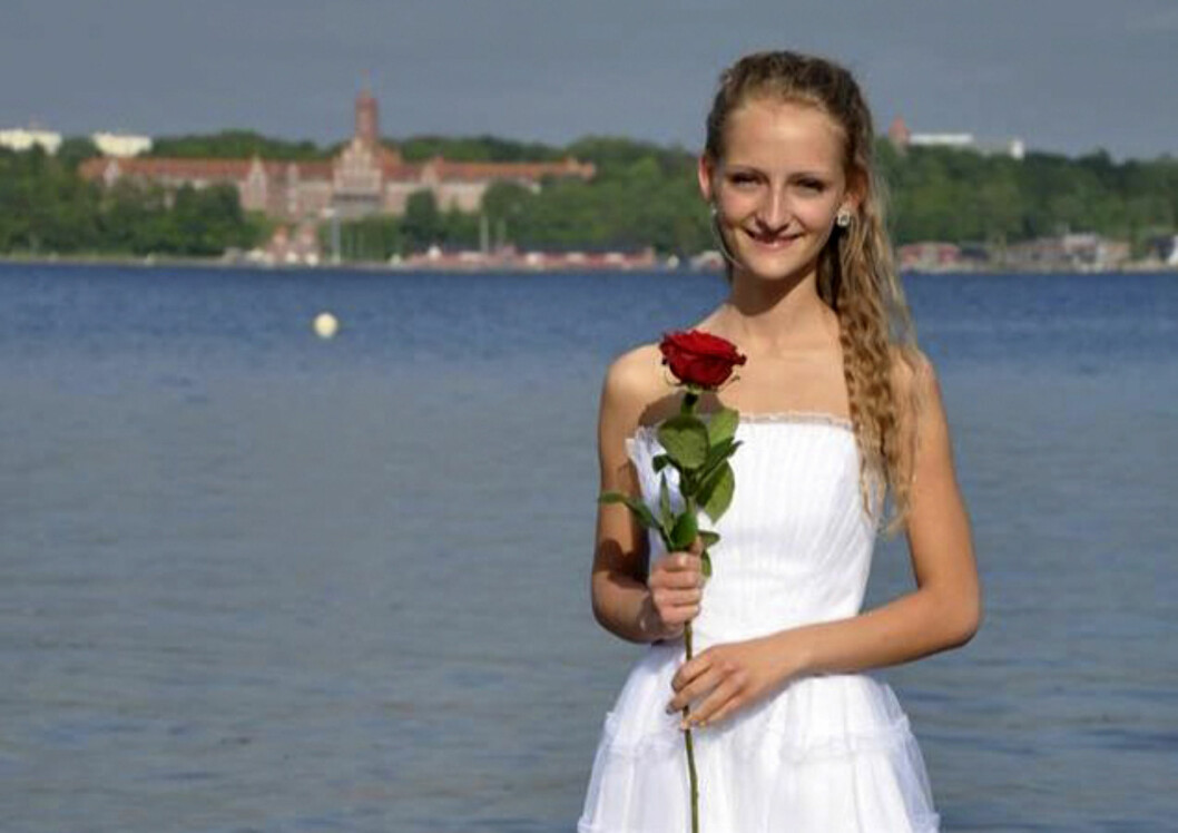 VELDIG SYK: Konfirmasjonsfoto av en veldig tynn Laura, våren 2014. Foto: Jørgen Ploug/Familiejournal/All Over Press VELDIG SYK: Konfirmasjonsfoto av en veldig tynn Laura, våren 2014. Foto: Jørgen Ploug/Familiejournal/All Over Press