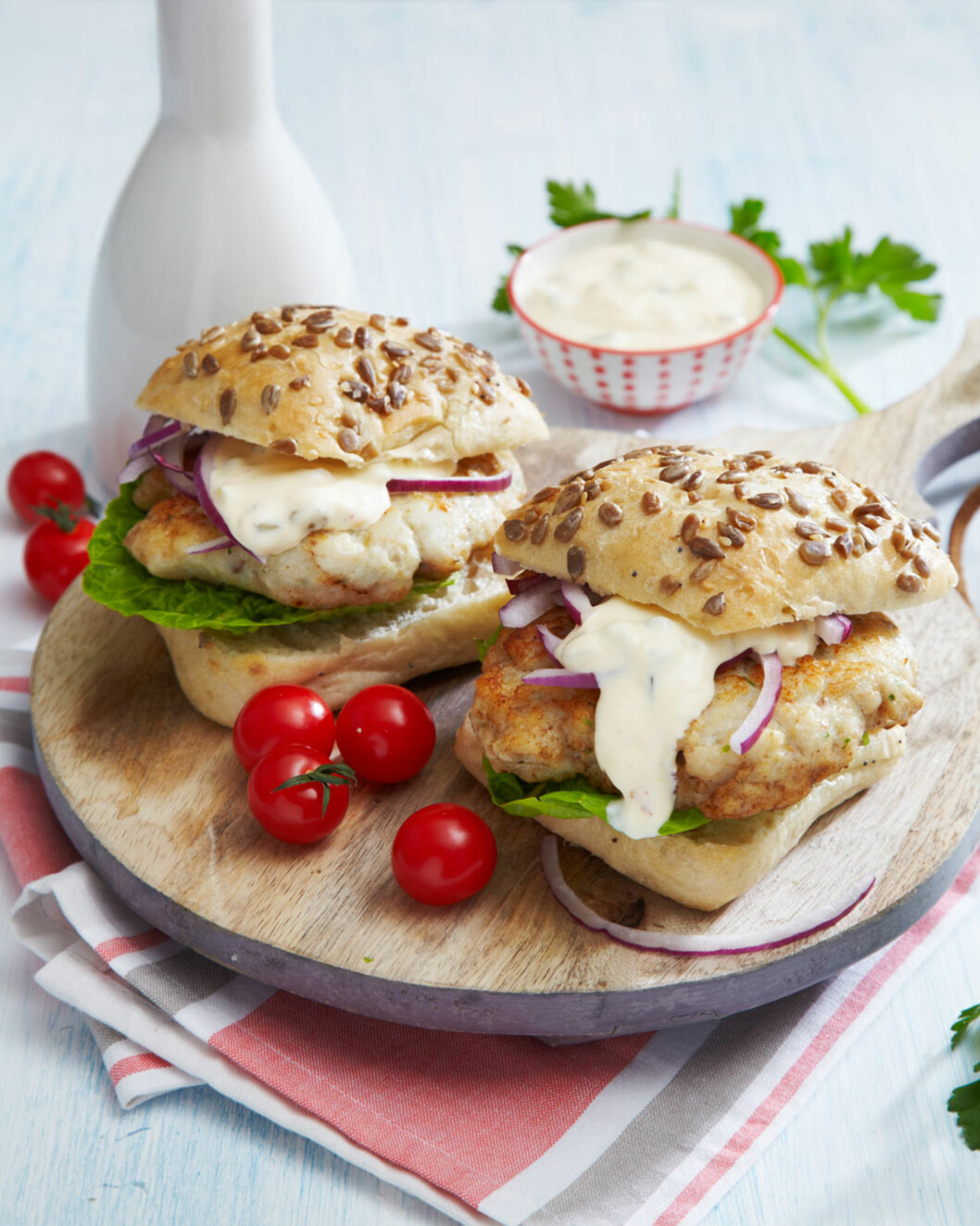 GROVE SEIBURGERE: I nistekurven pakker du gode seikaker, hamburgerbrød, salat, tomater, agurk, løk og dressing. Burgerne legger du sammen like før du skal spise dem. Foto: Synøve Dreyer GROVE SEIBURGERE: I nistekurven pakker du gode seikaker, hamburgerbrød, salat, tomater, agurk, løk og dressing. Burgerne legger du sammen like før du skal spise dem. Foto: Synøve Dreyer