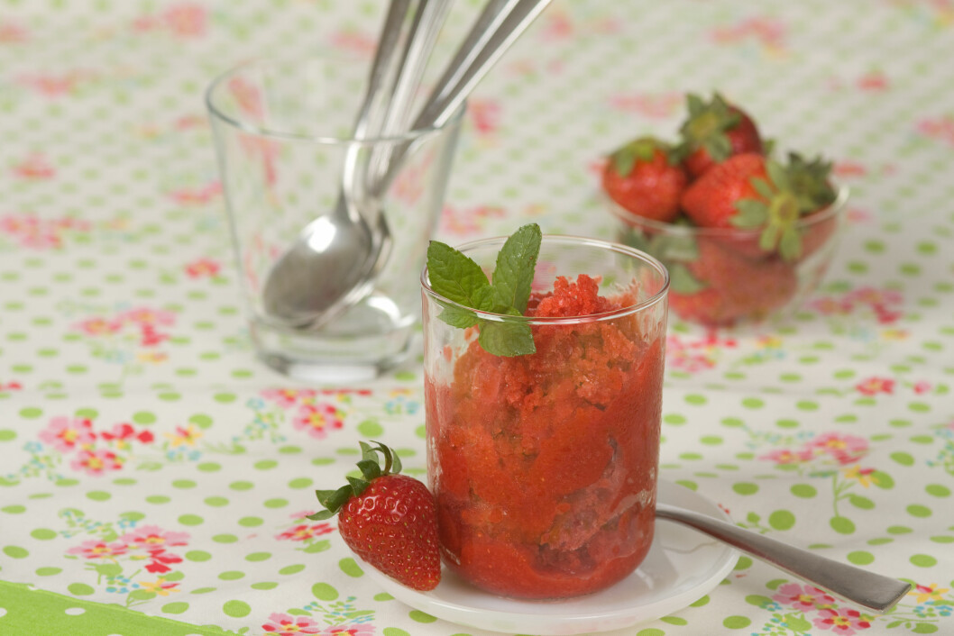PUTT SMOOTHIEN I FRYSEREN: Så har du en deilig og næringsrik is noen timer senere. Foto: Scanpix PUTT SMOOTHIEN I FRYSEREN: Så har du en deilig og næringsrik is noen timer senere. Foto: Scanpix