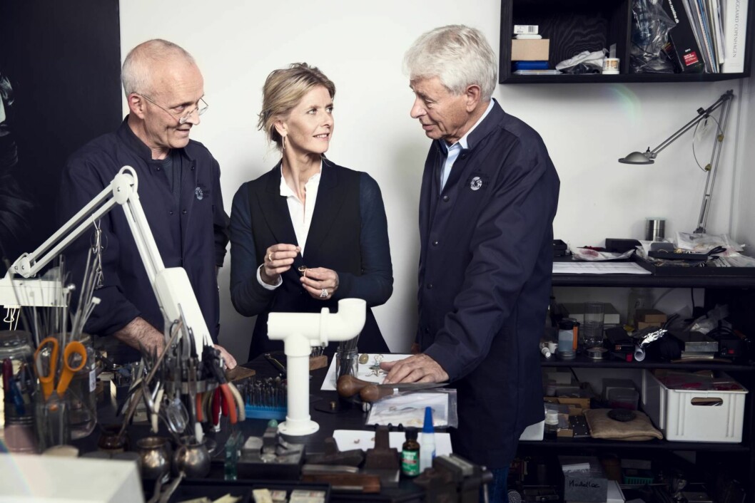 <strong>FAMILIEBEDRIFT:</strong> Charlotte flankert av sin far Ole Lynggaard på sin høyre side, og en av gullsmedene til venstre. Foto: Thomas Skou <strong>FAMILIEBEDRIFT:</strong> Charlotte flankert av sin far Ole Lynggaard på sin høyre side, og en av gullsmedene til venstre. Foto: Thomas Skou