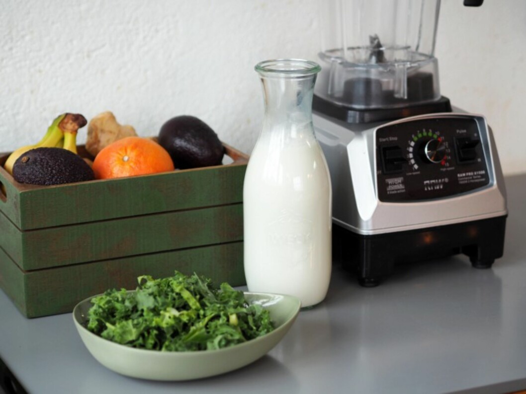 <strong>SUNT:</strong> Frisk frukt, mandelmelk og grønnkål er gode ingredienser for en næringssrik frokostsmoothie. Foto: Julie Ilona Balas, Juliesmatblogg.no <strong>SUNT:</strong> Frisk frukt, mandelmelk og grønnkål er gode ingredienser for en næringssrik frokostsmoothie. Foto: Julie Ilona Balas, Juliesmatblogg.no